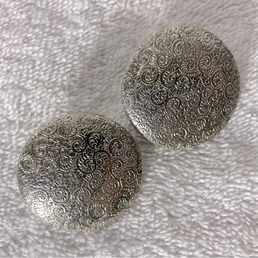 Vintage Textured Silver Tone Round Metal Clip On Earrings